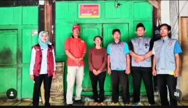 Penempelan Stiker PKH Bagi Warga Miskin di Kalurahan Giricahyo